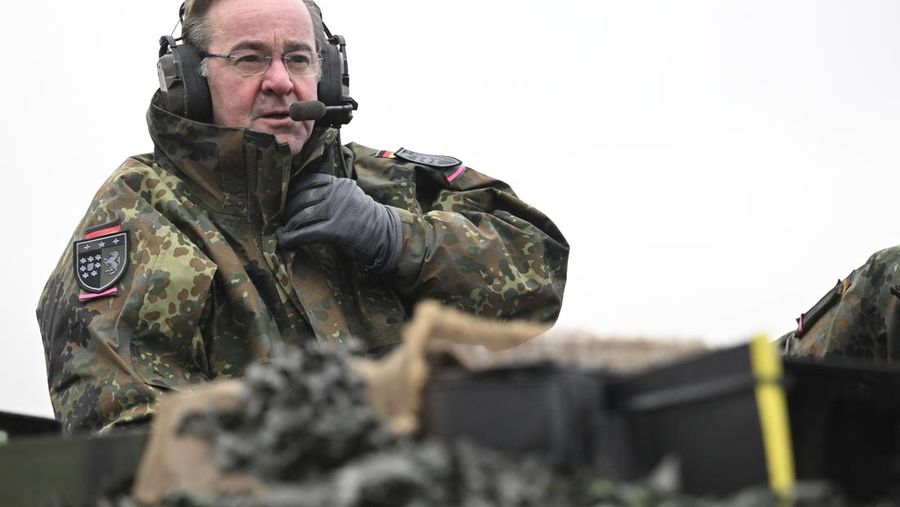 Menteri Pertahanan Jerman Boris Pistorius (kanan) duduk di sebelah tentara Jerman yang mengemudikan tank Leopard 2 saat ia mengunjungi Batalion Tank Bundeswehr 203, untuk mempelajari kinerja tank tempur utama Leopard 2, di Augustdorf, Jerman barat, pada 1 Februari , 2023. (INA FASSBENDER / AFP) (Photo by INA FASSBENDER/AFP via Getty Images)