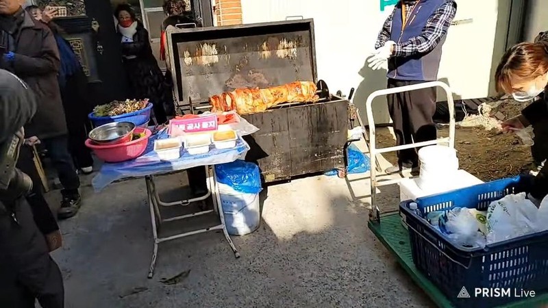 Pesta BBQ daging babi telah dimulai di depan lokasi pembangunan masjid di Daegu Daehyeon-dong. (Tangkapanlayar Twitter @koryodynasty)