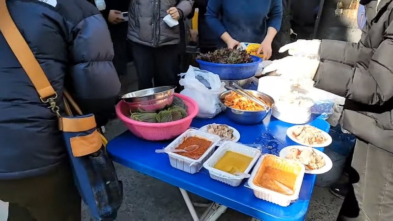 Pesta BBQ daging babi telah dimulai di depan lokasi pembangunan masjid di Daegu Daehyeon-dong. (Tangkapanlayar Twitter @koryodynasty)