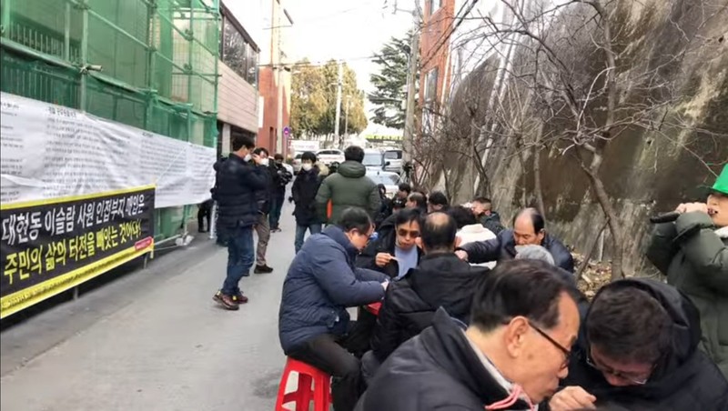Pesta BBQ daging babi telah dimulai di depan lokasi pembangunan masjid di Daegu Daehyeon-dong. (Tangkapanlayar Twitter @koryodynasty)
