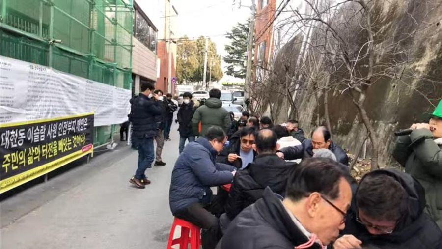 Pesta BBQ daging babi telah dimulai di depan lokasi pembangunan masjid di Daegu Daehyeon-dong. (Tangkapanlayar Twitter @koryodynasty)