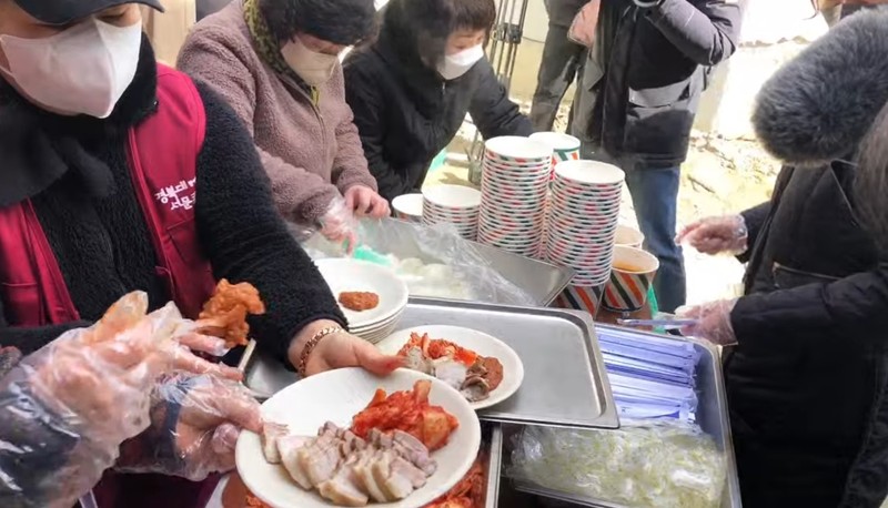 Pesta BBQ daging babi telah dimulai di depan lokasi pembangunan masjid di Daegu Daehyeon-dong. (Tangkapanlayar Twitter @koryodynasty) Pesta BBQ daging babi telah dimulai di depan lokasi pembangunan masjid di Daegu Daehyeon-dong. (Tangkapanlayar Twitter @koryodynasty)