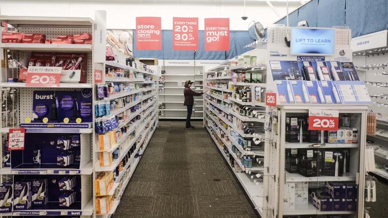 Raksasa ritel Amerika Serikat (AS), , akan menutup 87 toko miliknya. Hal ini terjadi lantaran persoalan keuangan yang membelit perusahaan itu. Penutupan ini merupakan tambahan dari 150 penutupan Bed Bath & Beyond yang diumumkan Agustus lalu. (Bloomberg via Getty Images)