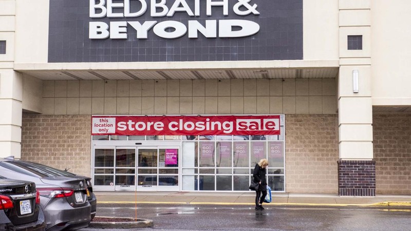 Raksasa ritel Amerika Serikat (AS), , akan menutup 87 toko miliknya. Hal ini terjadi lantaran persoalan keuangan yang membelit perusahaan itu. Penutupan ini merupakan tambahan dari 150 penutupan Bed Bath & Beyond yang diumumkan Agustus lalu. (Bloomberg via Getty Images)