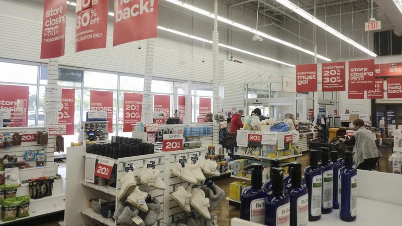 Raksasa ritel Amerika Serikat (AS), , akan menutup 87 toko miliknya. Hal ini terjadi lantaran persoalan keuangan yang membelit perusahaan itu. Penutupan ini merupakan tambahan dari 150 penutupan Bed Bath & Beyond yang diumumkan Agustus lalu. (Bloomberg via Getty Images)