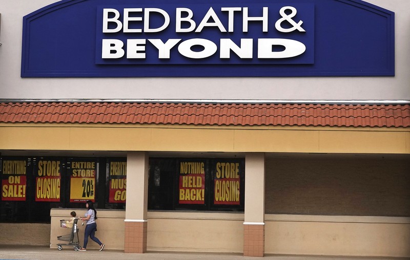Raksasa ritel Amerika Serikat (AS), , akan menutup 87 toko miliknya. Hal ini terjadi lantaran persoalan keuangan yang membelit perusahaan itu. Penutupan ini merupakan tambahan dari 150 penutupan Bed Bath & Beyond yang diumumkan Agustus lalu. (Bloomberg via Getty Images) Raksasa ritel Amerika Serikat (AS), , akan menutup 87 toko miliknya. Hal ini terjadi lantaran persoalan keuangan yang membelit perusahaan itu. Penutupan ini merupakan tambahan dari 150 penutupan Bed Bath & Beyond yang diumumkan Agustus lalu. (Bloomberg via Getty Images)