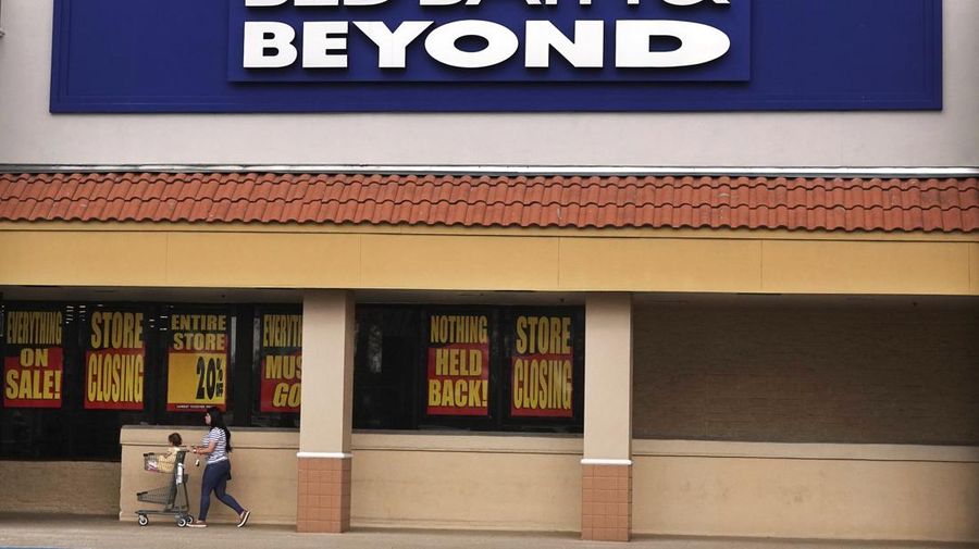 Raksasa ritel Amerika Serikat (AS), , akan menutup 87 toko miliknya. Hal ini terjadi lantaran persoalan keuangan yang membelit perusahaan itu. Penutupan ini merupakan tambahan dari 150 penutupan Bed Bath & Beyond yang diumumkan Agustus lalu. (Bloomberg via Getty Images)