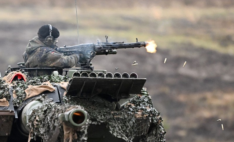 Menteri Pertahanan Jerman Boris Pistorius (kanan) duduk di sebelah tentara Jerman yang mengemudikan tank Leopard 2 saat ia mengunjungi Batalion Tank Bundeswehr 203, untuk mempelajari kinerja tank tempur utama Leopard 2, di Augustdorf, Jerman barat, pada 1 Februari , 2023. Menteri Pertahanan Jerman Boris Pistorius (kanan) duduk di sebelah tentara Jerman yang mengemudikan tank Leopard 2 saat ia mengunjungi Batalion Tank Bundeswehr 203, untuk mempelajari kinerja tank tempur utama Leopard 2, di Augustdorf, Jerman barat, pada 1 Februari , 2023. (INA FASSBENDER / AFP) (Photo by INA FASSBENDER/AFP via Getty Images)