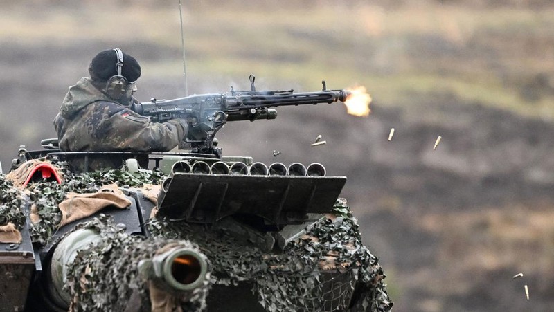 Menteri Pertahanan Jerman Boris Pistorius (kanan) duduk di sebelah tentara Jerman yang mengemudikan tank Leopard 2 saat ia mengunjungi Batalion Tank Bundeswehr 203, untuk mempelajari kinerja tank tempur utama Leopard 2, di Augustdorf, Jerman barat, pada 1 Februari , 2023. (INA FASSBENDER / AFP) (Photo by INA FASSBENDER/AFP via Getty Images)