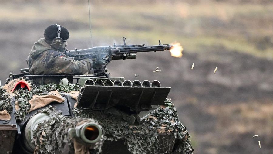 Seorang tentara menembak dari tank Leopard 2 di tempat latihan di Augustdorf, Jerman barat pada 1 Februari 2023, saat kunjungan Menteri Pertahanan Jerman dari Batalion Tank Bundeswehr 203, untuk mempelajari kinerja tank tempur utama Leopard 2 . (INA FASSBENDER/AFP via Getty Images)