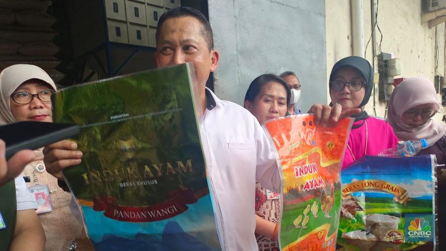 Sidak Dirut Perum Bulog Budi Waseso ke Pasar Induk Beras Cipinang. (CNBC Indonesia/Martyasari Rizky)