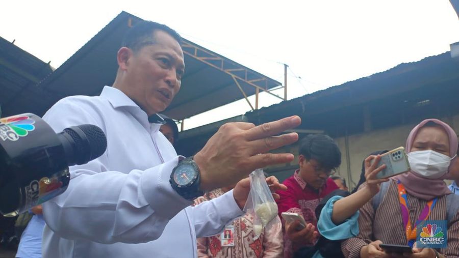 Sidak Dirut Perum Bulog Budi Waseso ke Pasar Induk Beras Cipinang. (CNBC Indonesia/Martyasari Rizky)