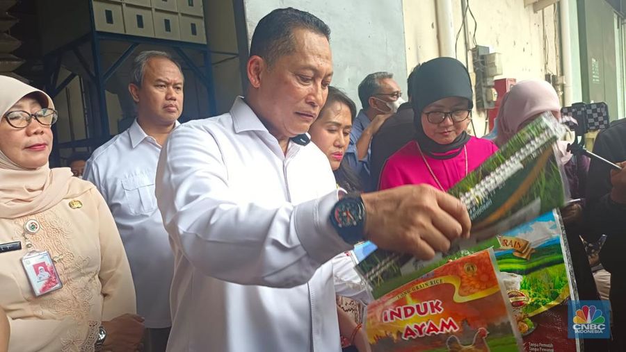 Sidak Dirut Perum Bulog Budi Waseso ke Pasar Induk Beras Cipinang. (CNBC Indonesia/Martyasari Rizky)