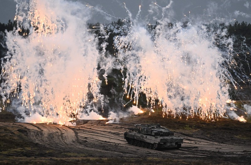 Menteri Pertahanan Jerman Boris Pistorius (kanan) duduk di sebelah tentara Jerman yang mengemudikan tank Leopard 2 saat ia mengunjungi Batalion Tank Bundeswehr 203, untuk mempelajari kinerja tank tempur utama Leopard 2, di Augustdorf, Jerman barat, pada 1 Februari , 2023. Menteri Pertahanan Jerman Boris Pistorius (kanan) duduk di sebelah tentara Jerman yang mengemudikan tank Leopard 2 saat ia mengunjungi Batalion Tank Bundeswehr 203, untuk mempelajari kinerja tank tempur utama Leopard 2, di Augustdorf, Jerman barat, pada 1 Februari , 2023. (INA FASSBENDER / AFP) (Photo by INA FASSBENDER/AFP via Getty Images)