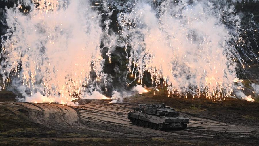 Menteri Pertahanan Jerman Boris Pistorius (kanan) duduk di sebelah tentara Jerman yang mengemudikan tank Leopard 2 saat ia mengunjungi Batalion Tank Bundeswehr 203, untuk mempelajari kinerja tank tempur utama Leopard 2, di Augustdorf, Jerman barat, pada 1 Februari , 2023. (INA FASSBENDER / AFP) (Photo by INA FASSBENDER/AFP via Getty Images)