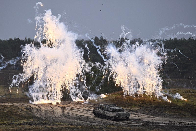 Menteri Pertahanan Jerman Boris Pistorius (kanan) duduk di sebelah tentara Jerman yang mengemudikan tank Leopard 2 saat ia mengunjungi Batalion Tank Bundeswehr 203, untuk mempelajari kinerja tank tempur utama Leopard 2, di Augustdorf, Jerman barat, pada 1 Februari , 2023. Menteri Pertahanan Jerman Boris Pistorius (kanan) duduk di sebelah tentara Jerman yang mengemudikan tank Leopard 2 saat ia mengunjungi Batalion Tank Bundeswehr 203, untuk mempelajari kinerja tank tempur utama Leopard 2, di Augustdorf, Jerman barat, pada 1 Februari , 2023. (INA FASSBENDER / AFP) (Photo by INA FASSBENDER/AFP via Getty Images)