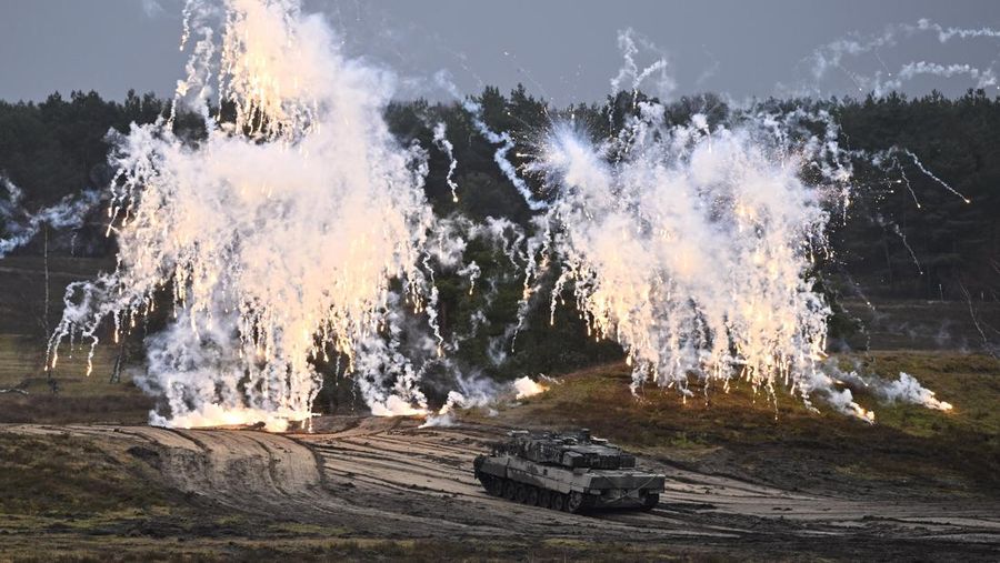 Menteri Pertahanan Jerman Boris Pistorius (kanan) duduk di sebelah tentara Jerman yang mengemudikan tank Leopard 2 saat ia mengunjungi Batalion Tank Bundeswehr 203, untuk mempelajari kinerja tank tempur utama Leopard 2, di Augustdorf, Jerman barat, pada 1 Februari , 2023. (INA FASSBENDER / AFP) (Photo by INA FASSBENDER/AFP via Getty Images)