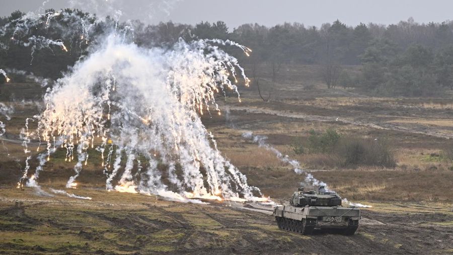 Menteri Pertahanan Jerman Boris Pistorius (kanan) duduk di sebelah tentara Jerman yang mengemudikan tank Leopard 2 saat ia mengunjungi Batalion Tank Bundeswehr 203, untuk mempelajari kinerja tank tempur utama Leopard 2, di Augustdorf, Jerman barat, pada 1 Februari , 2023. (INA FASSBENDER / AFP) (Photo by INA FASSBENDER/AFP via Getty Images)