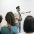 5 Tanda Seorang Introvert yang Sangat Cerdas, Apa Saja?
