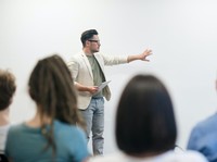 5 Tanda Seorang Introvert yang Sangat Cerdas, Apa Saja?