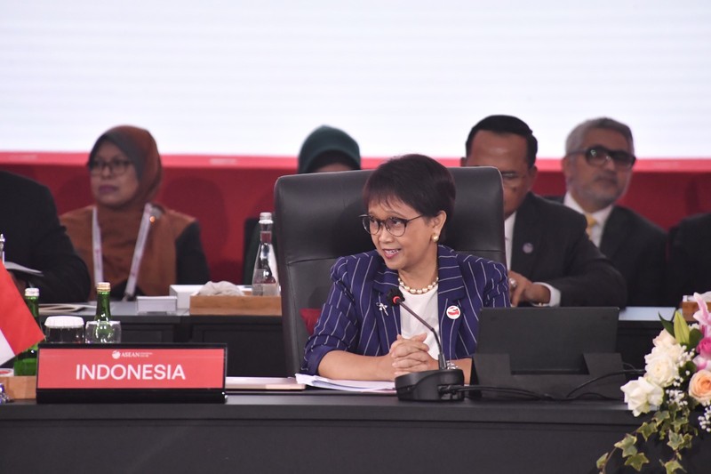 Para Menteri Luar Negeri (Menlu) negara-negara ASEAN serta Sekretaris Jenderal ASEAN berfoto bersama sebelum memulai pertemuan 32nd ASEAN Coordinating Council (ACC) Meeting di Nusantara Hall, Sekretariat ASEAN, pada Jumat (3/2/2023). Para Menteri Luar Negeri (Menlu) negara-negara ASEAN serta Sekretaris Jenderal ASEAN berfoto bersama sebelum memulai pertemuan 32nd ASEAN Coordinating Council (ACC) Meeting di Nusantara Hall, Sekretariat ASEAN, pada Jumat (3/2/2023). (Dok. Kementerian Luar Negeri (Kemlu) RI)