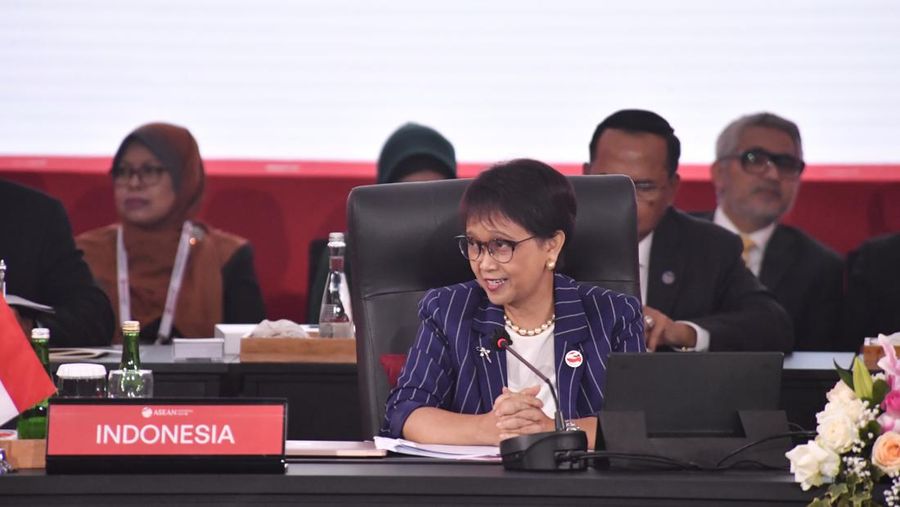Para Menteri Luar Negeri (Menlu) negara-negara ASEAN serta Sekretaris Jenderal ASEAN berfoto bersama sebelum memulai pertemuan 32nd ASEAN Coordinating Council (ACC) Meeting di Nusantara Hall, Sekretariat ASEAN, pada Jumat (3/2/2023). (Dok. Kementerian Luar Negeri (Kemlu) RI)
