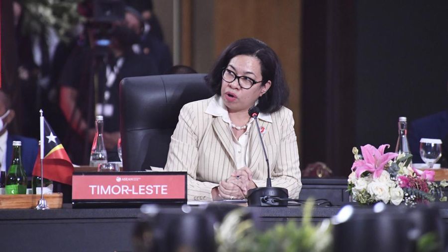Para Menteri Luar Negeri (Menlu) negara-negara ASEAN serta Sekretaris Jenderal ASEAN berfoto bersama sebelum memulai pertemuan 32nd ASEAN Coordinating Council (ACC) Meeting di Nusantara Hall, Sekretariat ASEAN, pada Jumat (3/2/2023). (Dok. Kementerian Luar Negeri (Kemlu) RI)