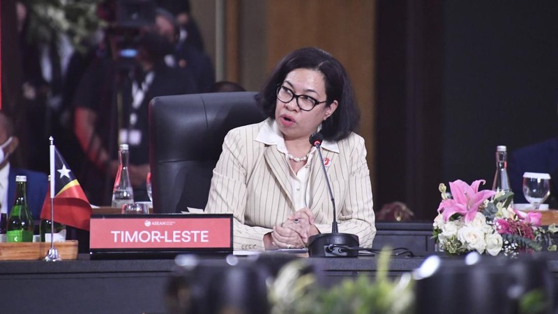 Para Menteri Luar Negeri (Menlu) negara-negara ASEAN serta Sekretaris Jenderal ASEAN berfoto bersama sebelum memulai pertemuan 32nd ASEAN Coordinating Council (ACC) Meeting di Nusantara Hall, Sekretariat ASEAN, pada Jumat (3/2/2023). (Dok. Kementerian Luar Negeri (Kemlu) RI)