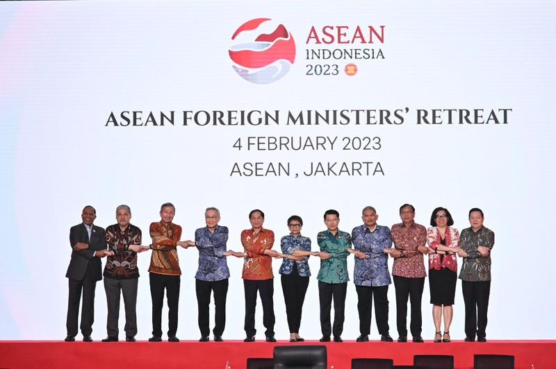 Para Menteri Luar Negeri (Menlu) negara-negara ASEAN serta Sekretaris Jenderal ASEAN berfoto bersama sebelum memulai pertemuan 32nd ASEAN Coordinating Council (ACC) Meeting di Nusantara Hall, Sekretariat ASEAN, pada Jumat (3/2/2023). (Dok. Kementerian Luar Negeri (Kemlu) RI)