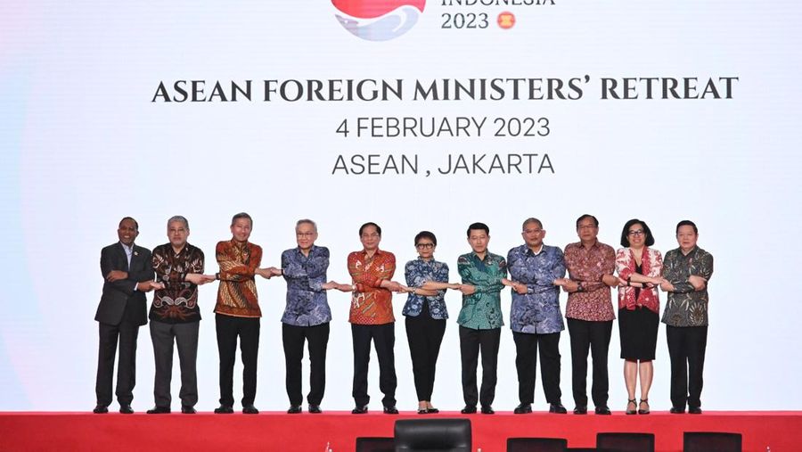 Para Menteri Luar Negeri (Menlu) negara-negara ASEAN serta Sekretaris Jenderal ASEAN berfoto bersama sebelum memulai pertemuan 32nd ASEAN Coordinating Council (ACC) Meeting di Nusantara Hall, Sekretariat ASEAN, pada Jumat (3/2/2023). (Dok. Kementerian Luar Negeri (Kemlu) RI)