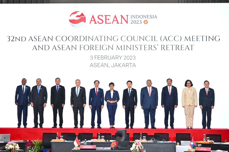 Para Menteri Luar Negeri (Menlu) negara-negara ASEAN serta Sekretaris Jenderal ASEAN berfoto bersama sebelum memulai pertemuan 32nd ASEAN Coordinating Council (ACC) Meeting di Nusantara Hall, Sekretariat ASEAN, pada Jumat (3/2/2023). (Dok. Kementerian Luar Negeri (Kemlu) RI)