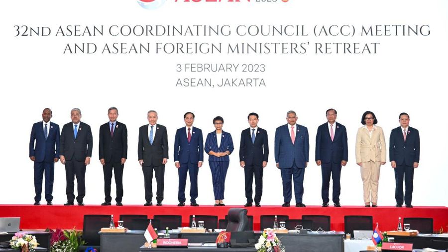 Para Menteri Luar Negeri (Menlu) negara-negara ASEAN serta Sekretaris Jenderal ASEAN berfoto bersama sebelum memulai pertemuan 32nd ASEAN Coordinating Council (ACC) Meeting di Nusantara Hall, Sekretariat ASEAN, pada Jumat (3/2/2023). Para Menteri Luar Negeri (Menlu) negara-negara ASEAN serta Sekretaris Jenderal ASEAN berfoto bersama sebelum memulai pertemuan 32nd ASEAN Coordinating Council (ACC) Meeting di Nusantara Hall, Sekretariat ASEAN, pada Jumat (3/2/2023). (Dok. Kementerian Luar Negeri (Kemlu) RI)