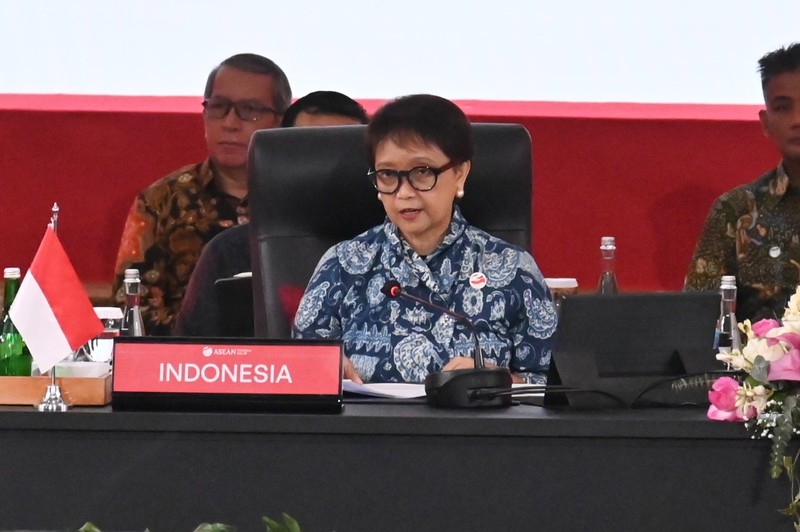 Para Menteri Luar Negeri (Menlu) negara-negara ASEAN serta Sekretaris Jenderal ASEAN berfoto bersama sebelum memulai pertemuan 32nd ASEAN Coordinating Council (ACC) Meeting di Nusantara Hall, Sekretariat ASEAN, pada Jumat (3/2/2023). Para Menteri Luar Negeri (Menlu) negara-negara ASEAN serta Sekretaris Jenderal ASEAN berfoto bersama sebelum memulai pertemuan 32nd ASEAN Coordinating Council (ACC) Meeting di Nusantara Hall, Sekretariat ASEAN, pada Jumat (3/2/2023). (Dok. Kementerian Luar Negeri (Kemlu) RI)