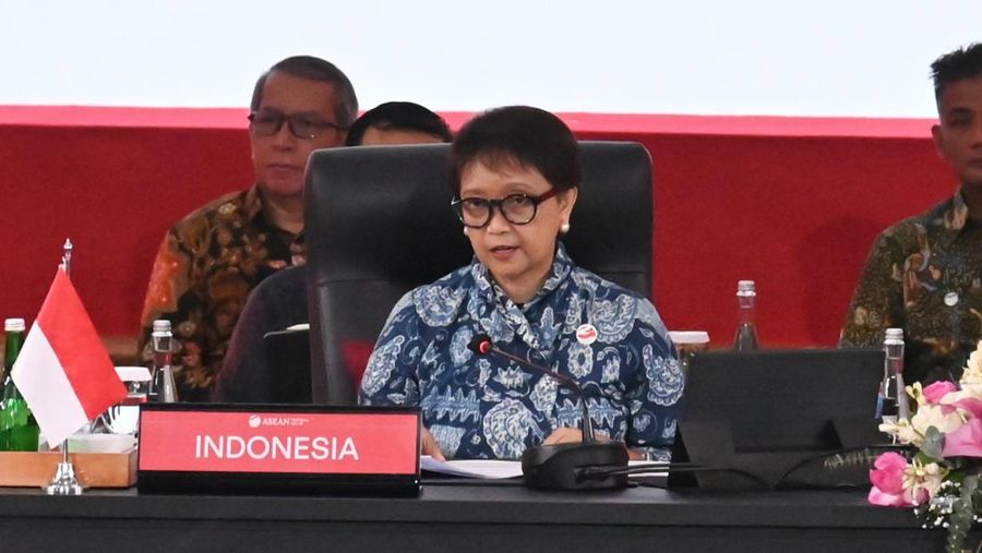 Para Menteri Luar Negeri (Menlu) negara-negara ASEAN serta Sekretaris Jenderal ASEAN berfoto bersama sebelum memulai pertemuan 32nd ASEAN Coordinating Council (ACC) Meeting di Nusantara Hall, Sekretariat ASEAN, pada Jumat (3/2/2023). (Dok. Kementerian Luar Negeri (Kemlu) RI)