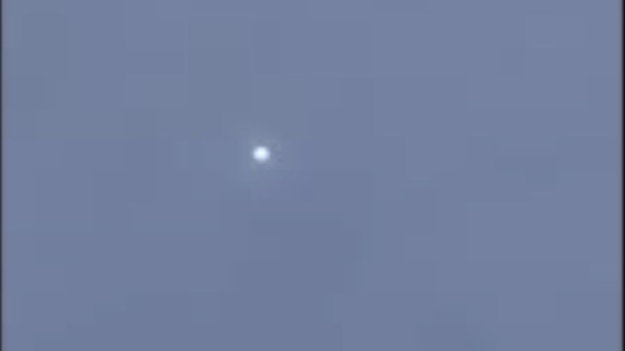 Balon mata-mata Cina yang diduga melayang ke laut setelah ditembak jatuh di lepas pantai di Pantai Surfside, Carolina Selatan, AS 4 Februari 2023. (REUTERS/Randall Hill)