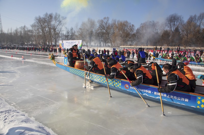Peserta mengikuti perlombaan perahu naga es di sebuah taman pada 4 Februari 2023 di Kota Jilin, Provinsi Jilin, Tiongkok. (Zhu Wanchang/VCG via Getty Images)
