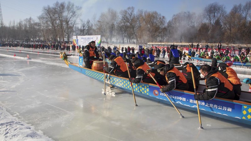Peserta mengikuti perlombaan perahu naga es di sebuah taman pada 4 Februari 2023 di Kota Jilin, Provinsi Jilin, Tiongkok. (Zhu Wanchang/VCG via Getty Images)