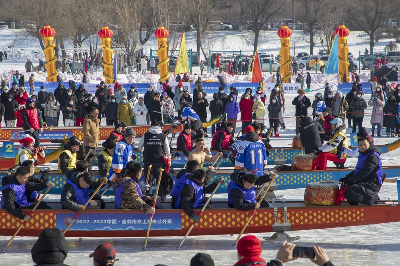 Peserta mengikuti perlombaan perahu naga es di sebuah taman pada 4 Februari 2023 di Kota Jilin, Provinsi Jilin, Tiongkok. Peserta mengikuti perlombaan perahu naga es di sebuah taman pada 4 Februari 2023 di Kota Jilin, Provinsi Jilin, Tiongkok. (Zhu Wanchang/VCG via Getty Images)