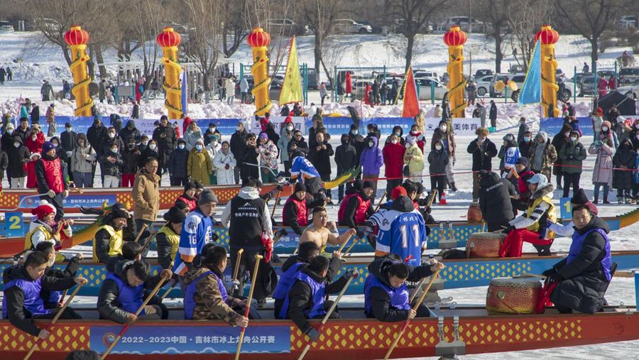 Peserta mengikuti perlombaan perahu naga es di sebuah taman pada 4 Februari 2023 di Kota Jilin, Provinsi Jilin, Tiongkok. (Zhu Wanchang/VCG via Getty Images)
