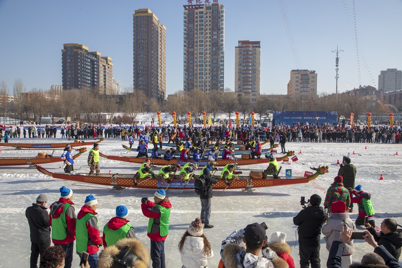 Peserta mengikuti perlombaan perahu naga es di sebuah taman pada 4 Februari 2023 di Kota Jilin, Provinsi Jilin, Tiongkok. Peserta mengikuti perlombaan perahu naga es di sebuah taman pada 4 Februari 2023 di Kota Jilin, Provinsi Jilin, Tiongkok. (Zhu Wanchang/VCG via Getty Images)