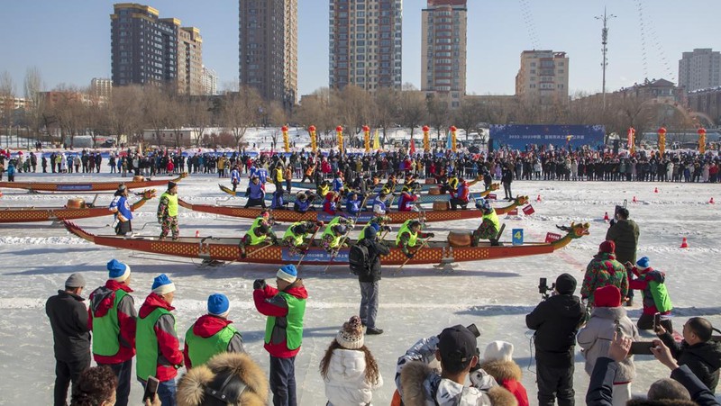 Peserta mengikuti perlombaan perahu naga es di sebuah taman pada 4 Februari 2023 di Kota Jilin, Provinsi Jilin, Tiongkok. (Zhu Wanchang/VCG via Getty Images)