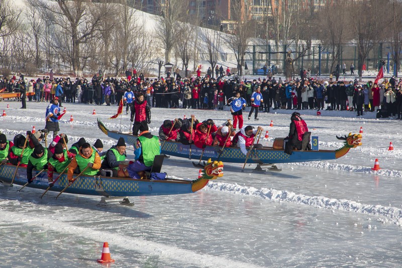 Peserta mengikuti perlombaan perahu naga es di sebuah taman pada 4 Februari 2023 di Kota Jilin, Provinsi Jilin, Tiongkok. Peserta mengikuti perlombaan perahu naga es di sebuah taman pada 4 Februari 2023 di Kota Jilin, Provinsi Jilin, Tiongkok. (Zhu Wanchang/VCG via Getty Images)