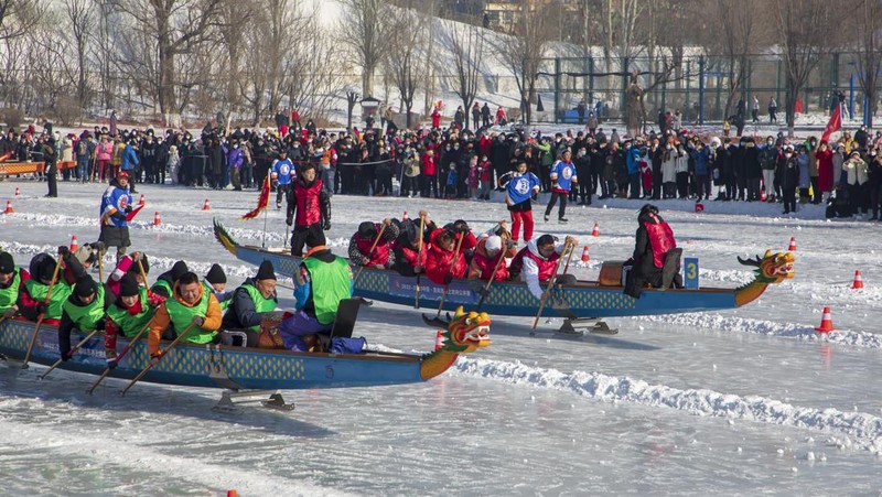 Peserta mengikuti perlombaan perahu naga es di sebuah taman pada 4 Februari 2023 di Kota Jilin, Provinsi Jilin, Tiongkok. (Zhu Wanchang/VCG via Getty Images)
