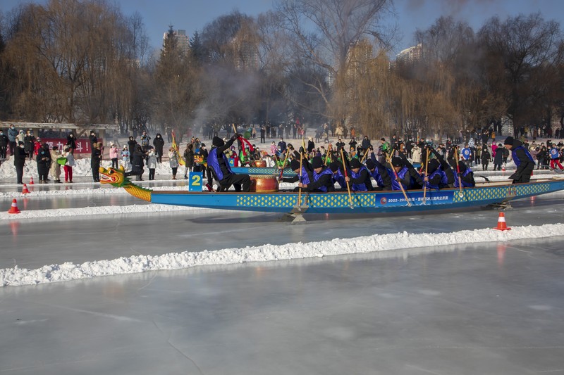 Peserta mengikuti perlombaan perahu naga es di sebuah taman pada 4 Februari 2023 di Kota Jilin, Provinsi Jilin, Tiongkok. Peserta mengikuti perlombaan perahu naga es di sebuah taman pada 4 Februari 2023 di Kota Jilin, Provinsi Jilin, Tiongkok. (Zhu Wanchang/VCG via Getty Images)