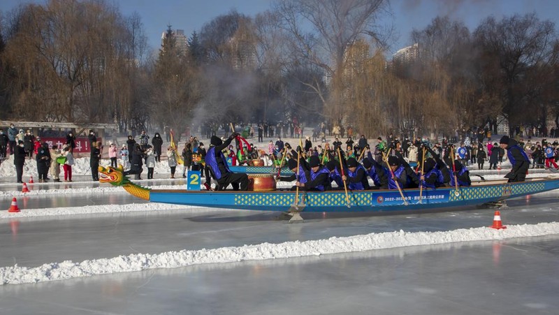 Peserta mengikuti perlombaan perahu naga es di sebuah taman pada 4 Februari 2023 di Kota Jilin, Provinsi Jilin, Tiongkok. (Zhu Wanchang/VCG via Getty Images)