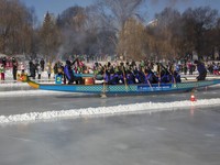 500 Orang Balapan Perahu di Atas Es di China, Seru!