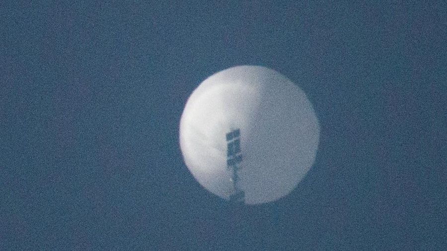 Sebuah balon terbang di langit di atas Billings, Montana, AS. 1 Februari 2023, dalam gambar ini diperoleh dari media sosial. (Chase Doak/via REUTERS)