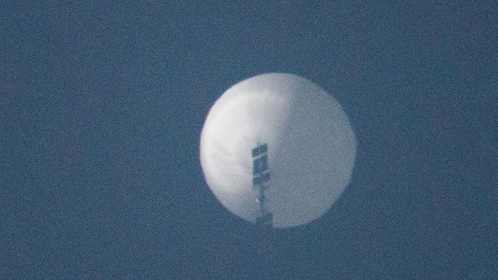 Sebuah balon terbang di langit di atas Billings, Montana, AS. 1 Februari 2023, dalam gambar ini diperoleh dari media sosial. Sebuah balon terbang di langit di atas Billings, Montana, AS. 1 Februari 2023, dalam gambar ini diperoleh dari media sosial. (Chase Doak/via REUTERS)