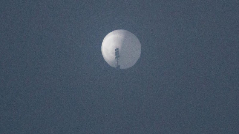 Balon mata-mata Cina yang diduga melayang ke laut setelah ditembak jatuh di lepas pantai di Pantai Surfside, Carolina Selatan, AS 4 Februari 2023. (REUTERS/Randall Hill)