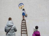 Intip Mural Perdamaian Perang Ukraina Buatan Seniman Italia